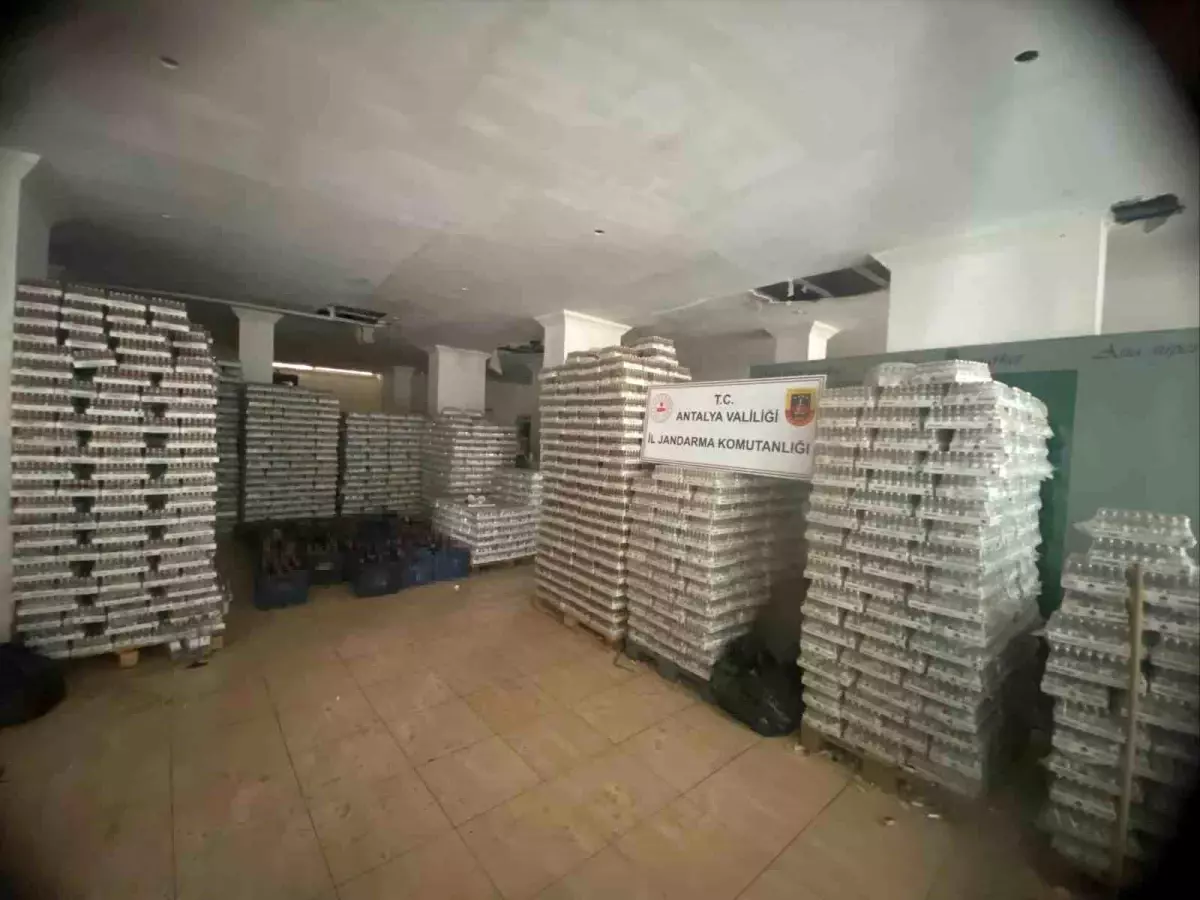 alanyada-10-bin-litre-kacak-alkol-ele-gecirildi-UVLv8Wiz.jpg