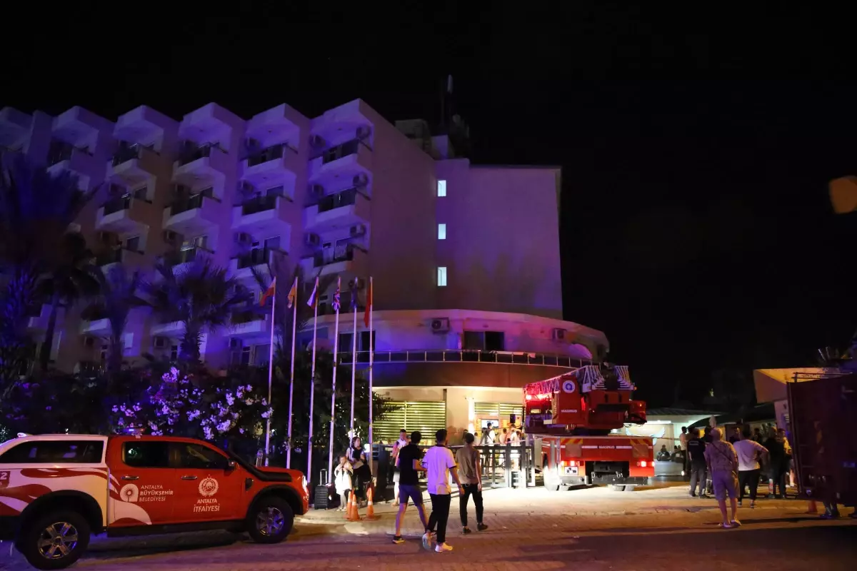 alanyadaki-5-yildizli-otelde-yangin-yuzlerce-turist-tahliye-edildi-35kLcuyd.jpg