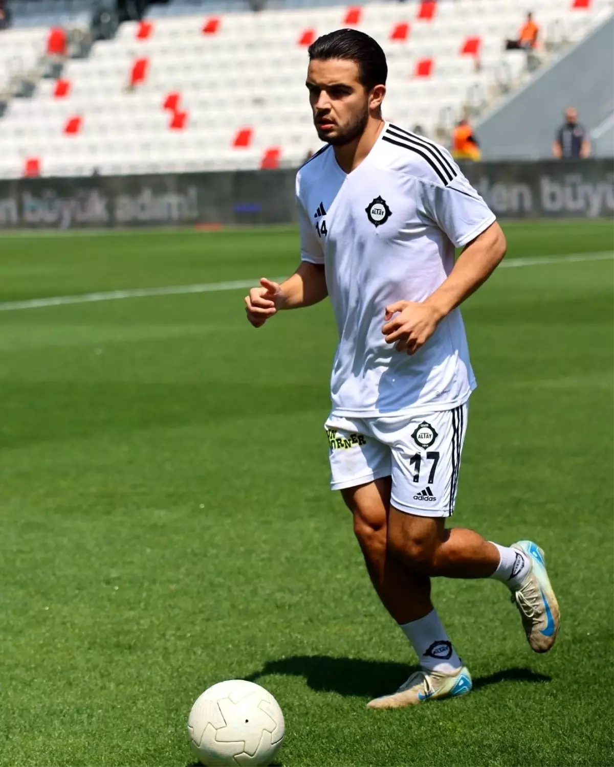 altay-emre-tangeldi-ile-profesyonel-kontrat-imzalamakta-zorlaniyor-LesVR4AS.jpg