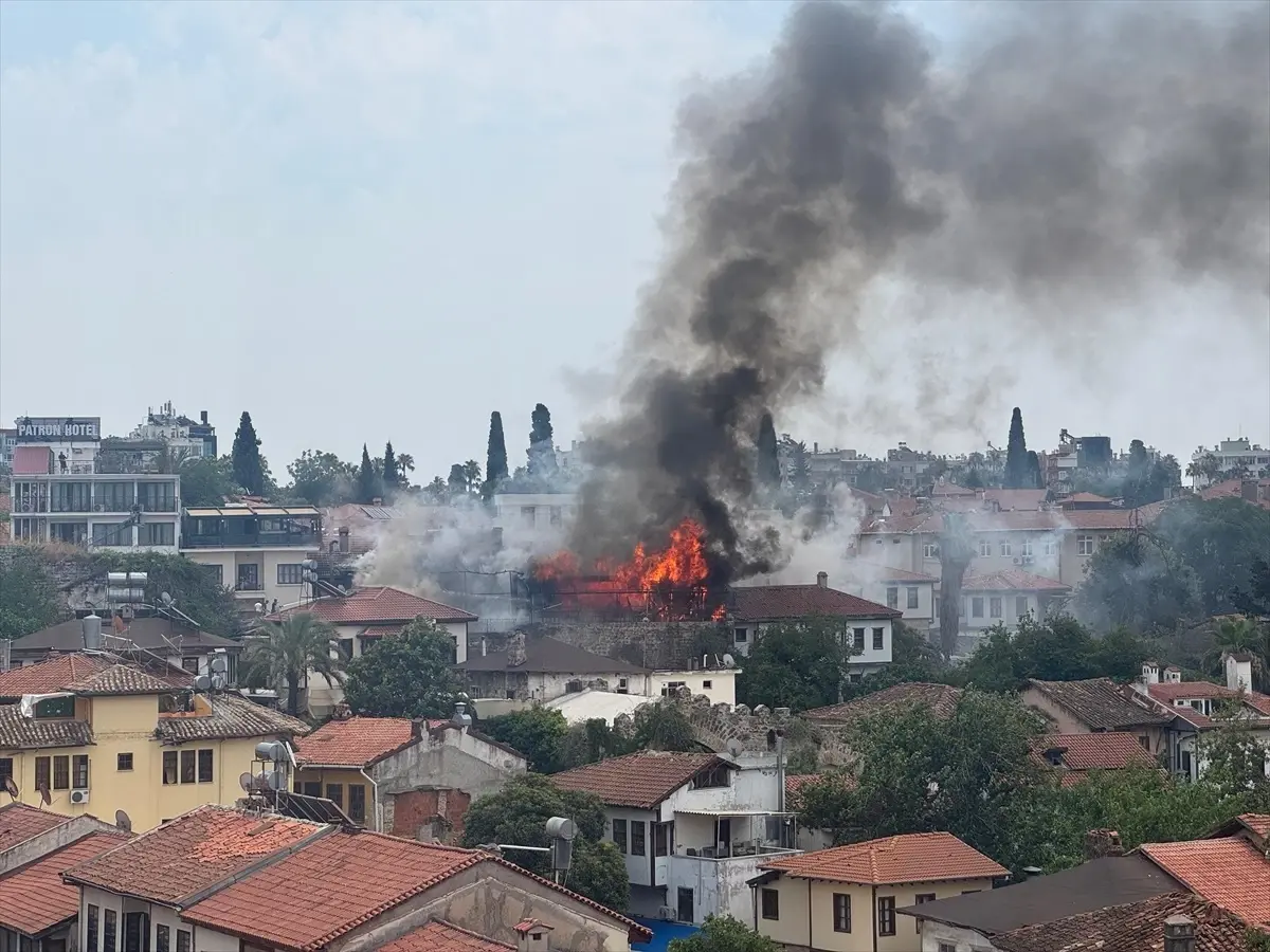 antalya-kaleicinde-yangin-cikti-wVI93a5r.jpg
