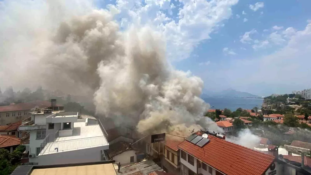 antalya-kaleicinde-yangin-otel-ve-cumbus-yeri-ziyan-gordu-iKfkKucI.jpg