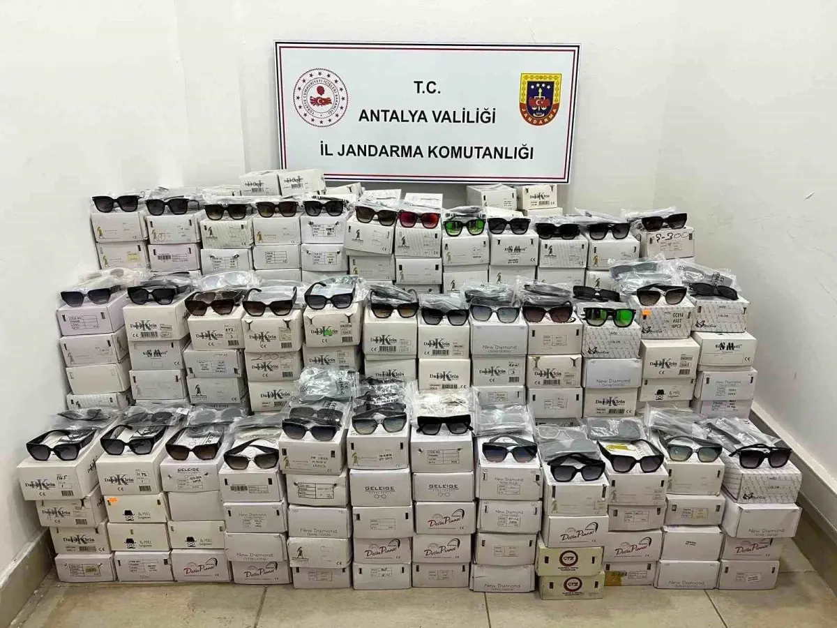 antalyada-kacak-gunes-gozlugu-operasyonu-16-bin-modul-ele-gecirildi-7MzG5syj.jpg