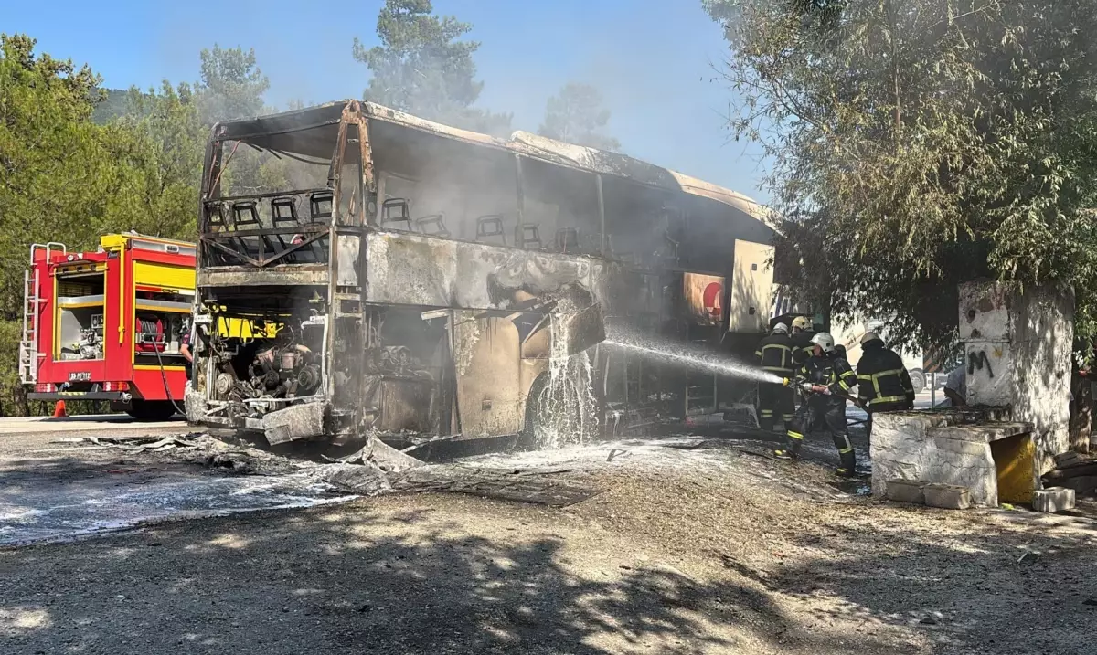 antalyada-otobus-yangini-25-yolcu-tahliye-edildi-U9SspKbk.jpg