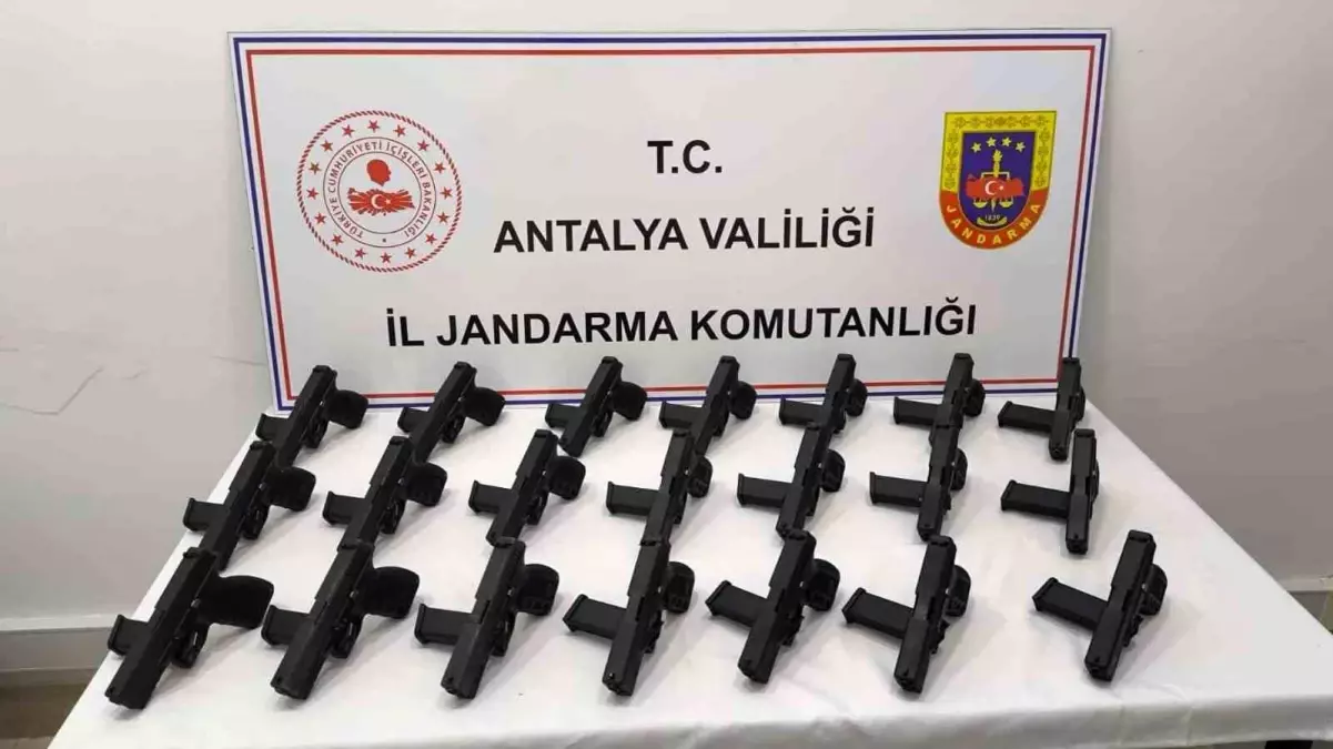 antalyada-ruhsatsiz-silah-operasyonu-21-tabanca-ele-gecirildi-2cQ718wJ.jpg
