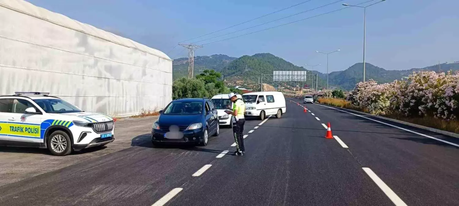 antalyada-trafik-kontrolleri-sonucu-33-bin-720-ceza-uygulandi-flBkaJ81.jpg