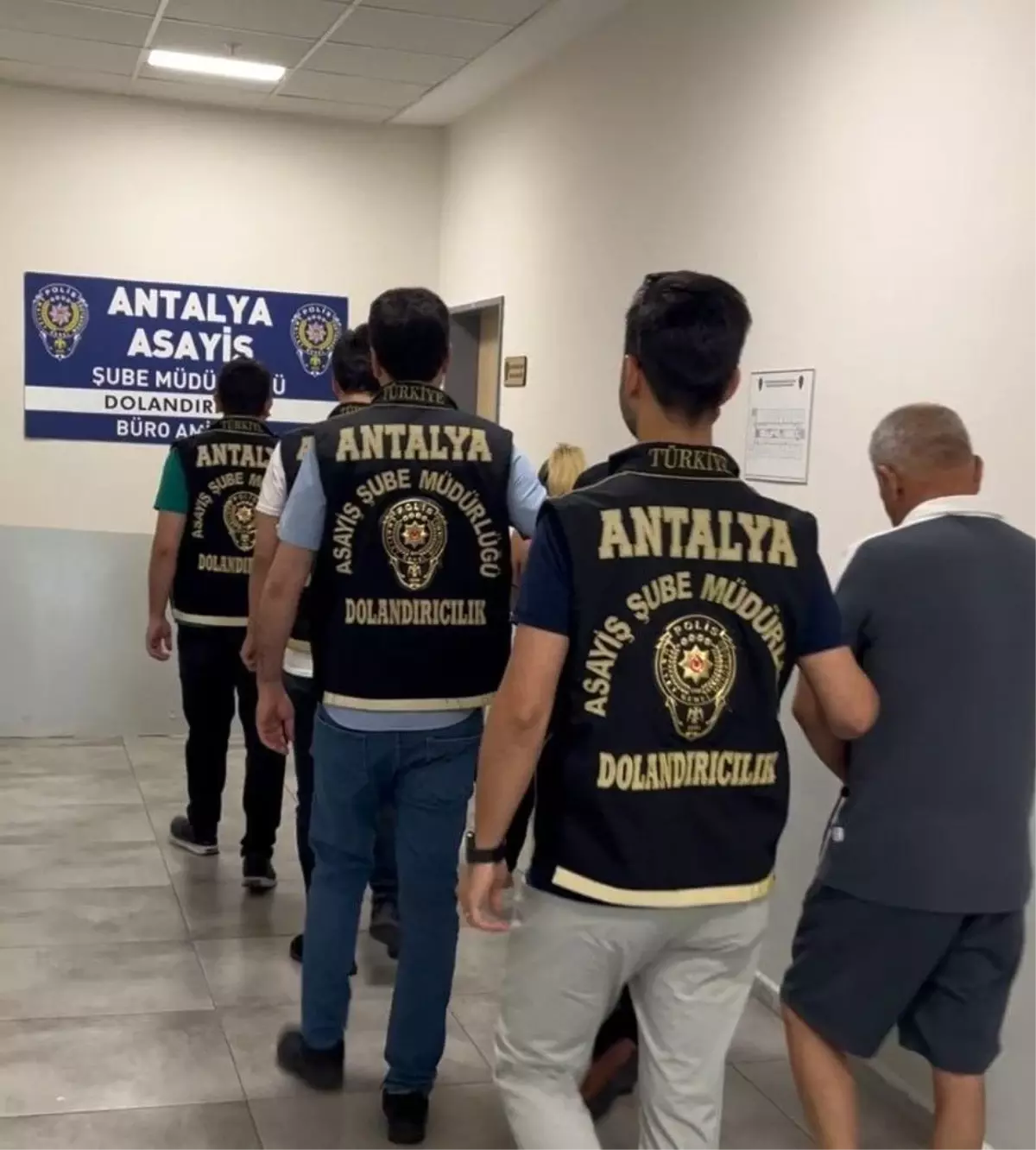 antalyada-uydurma-altin-satisiyla-dolandiricilik-4-kuskulu-yakalandi-QrQJm1hX.jpg