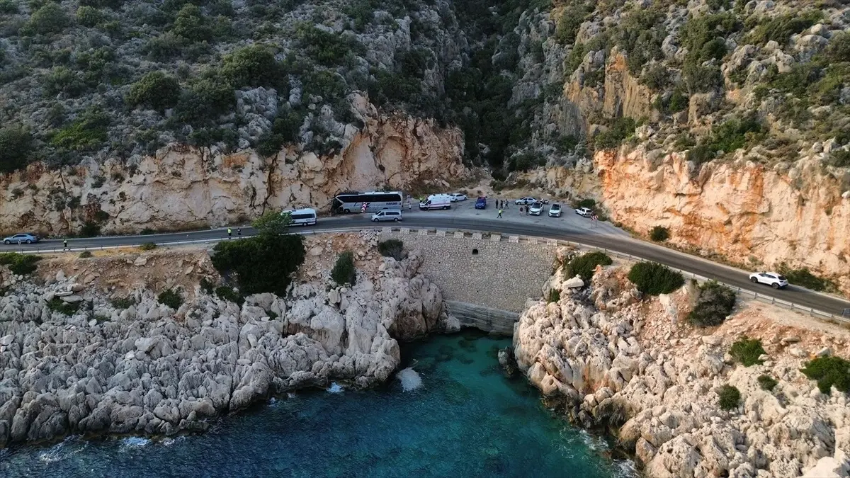 antalyada-yolcu-otobusu-kazasi-8-yarali-aHkRMvEQ.jpg