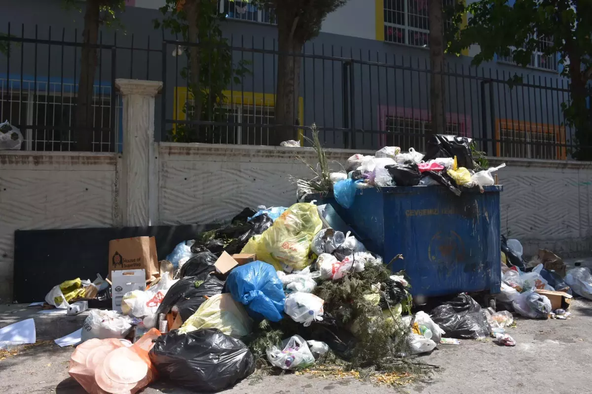 bucadaki-grev-4-gununde-copler-birikti-7BbAIrzc.jpg