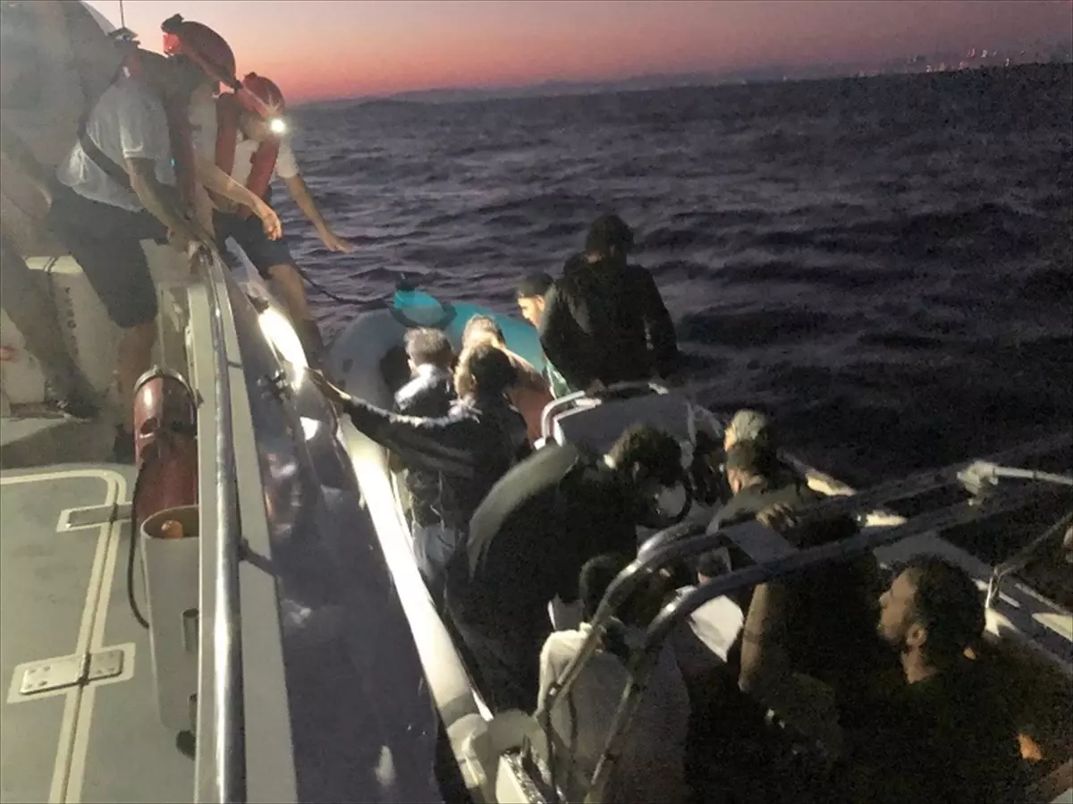 cesme-aciklarinda-30-sistemsiz-gocmen-kurtarildi-j9jjmjiI.jpg