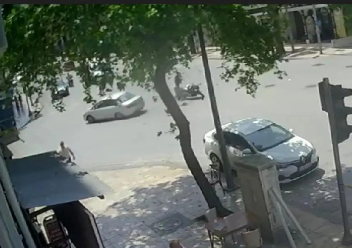 denizlide-motosiklet-kazasi-kirmizi-isiktan-gecen-genc-agir-yaralandi-zfcOWgAQ.jpg