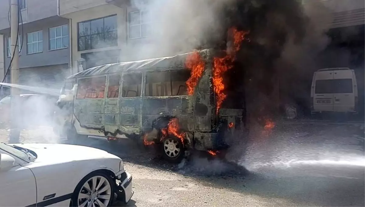 denizlide-seyir-halindeki-minibus-alev-alev-yandi-IuL4BEvO.jpg