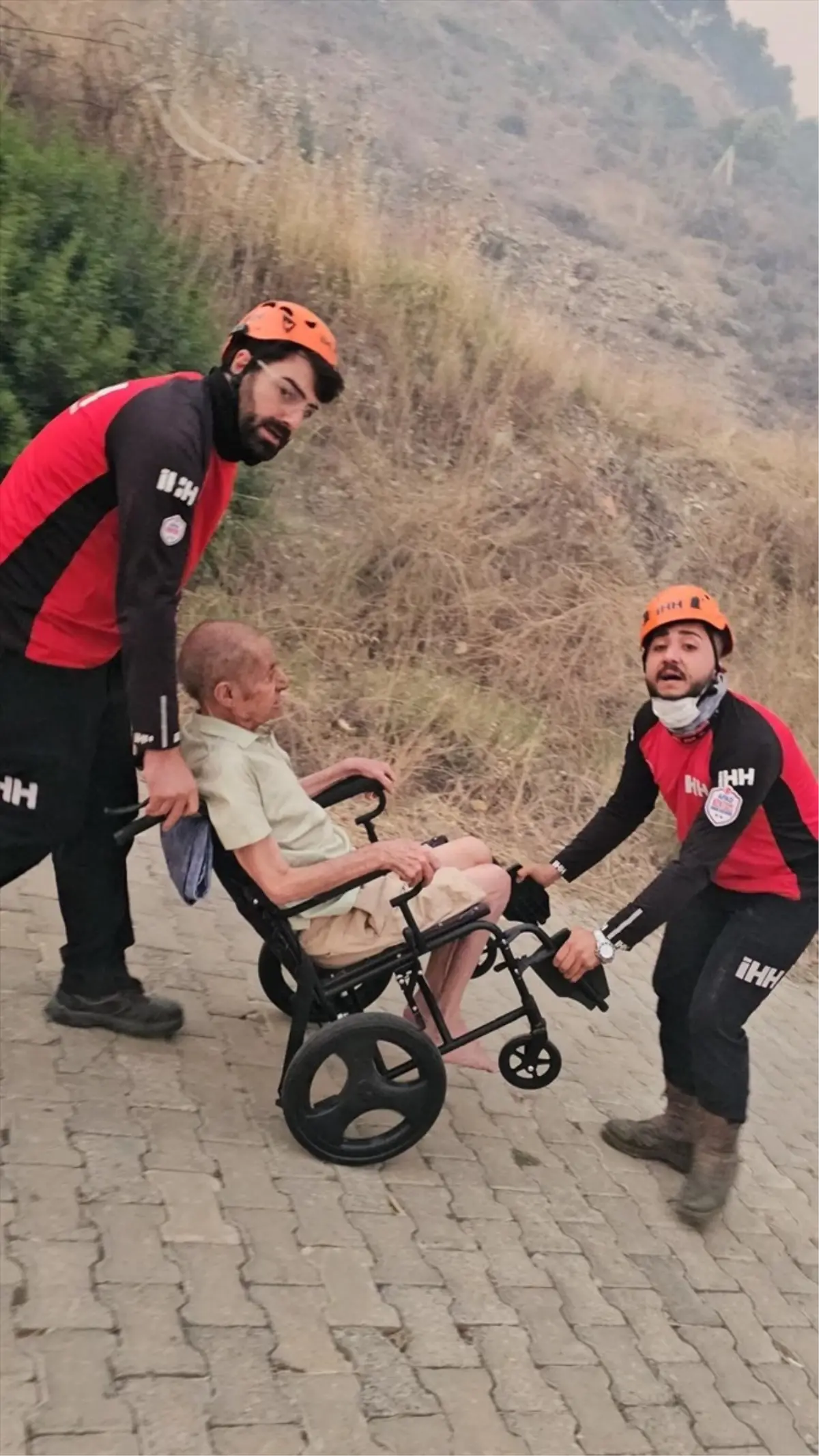 ihh-arama-kurtarma-grubu-orman-yangininda-engelli-vatandasi-kurtardi-sh3ulWAQ.jpg
