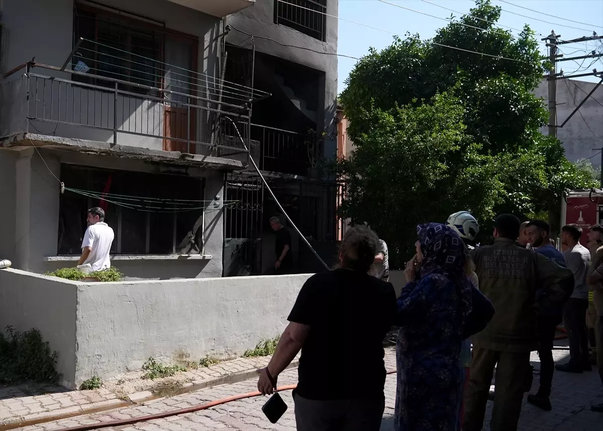 izmirde-apartmanda-yangin-iki-tup-patladi-bir-genc-kiz-kurtarildi-EGS8QVNj.jpg