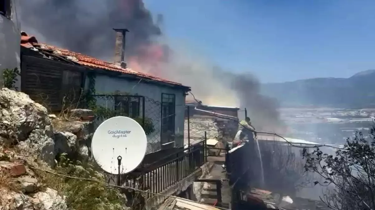 izmirde-denetimden-cikan-yanginda-mesken-ve-depo-alev-alev-yandi-frZ3meAb.jpg