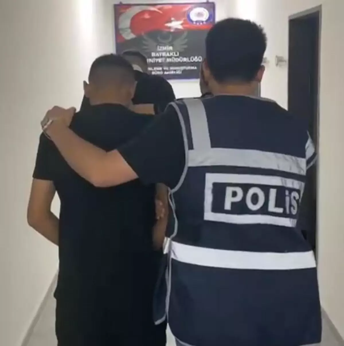 izmirde-dugun-oncesi-silah-operasyonu-4-gozalti-XYRARs6m.jpg