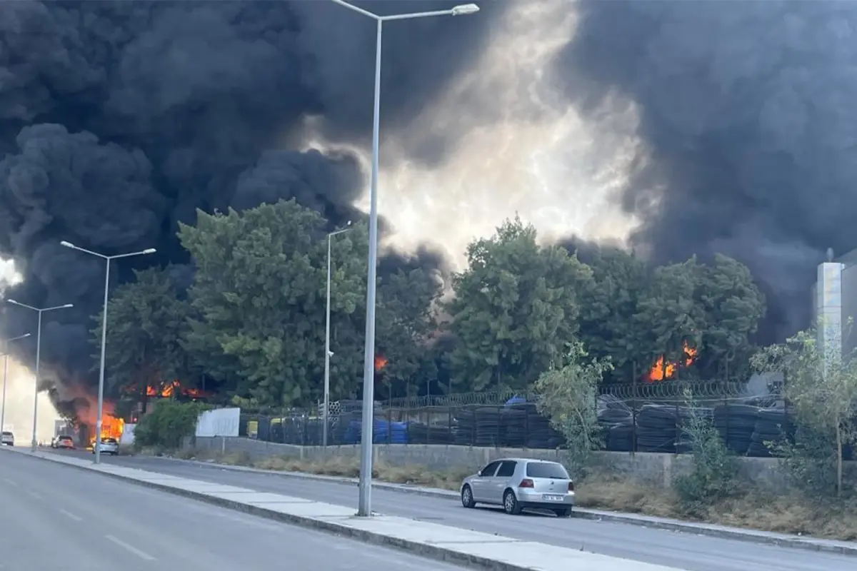 izmirde-fabrika-yangini-patlamalar-yasandi-hastane-tahliye-edildi-xSSFR9Ps.jpg