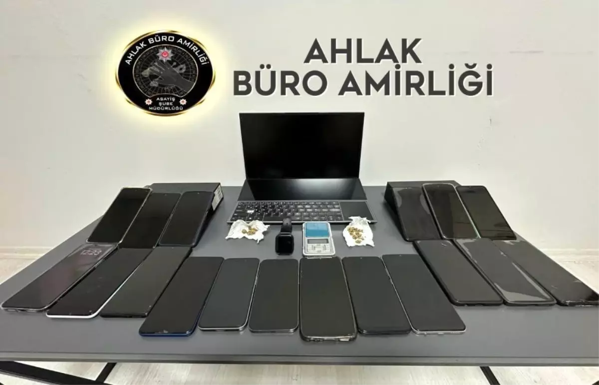 izmirde-fuhus-operasyonu-59-bayan-kurtarildi-14-kuskulu-gozaltina-alindi-rJ8wM7hU.jpg