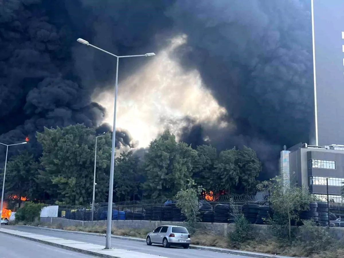 izmirde-hastane-yakinindaki-depoda-yangin-cikti-QNylZvgU.jpg