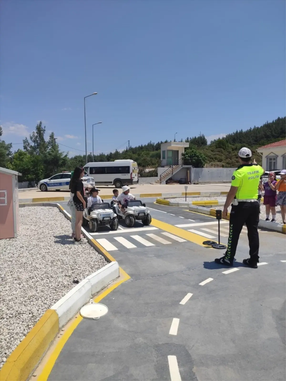 kasta-ilkokul-ogrencilerine-uygulamali-trafik-egitimi-FRhPAJk7.jpg