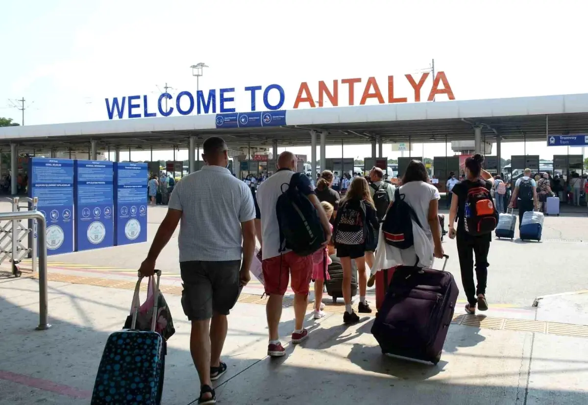kurban-bayraminda-antalya-havalimanindan-rekor-yolcu-gecisi-a1vTzhme.jpg