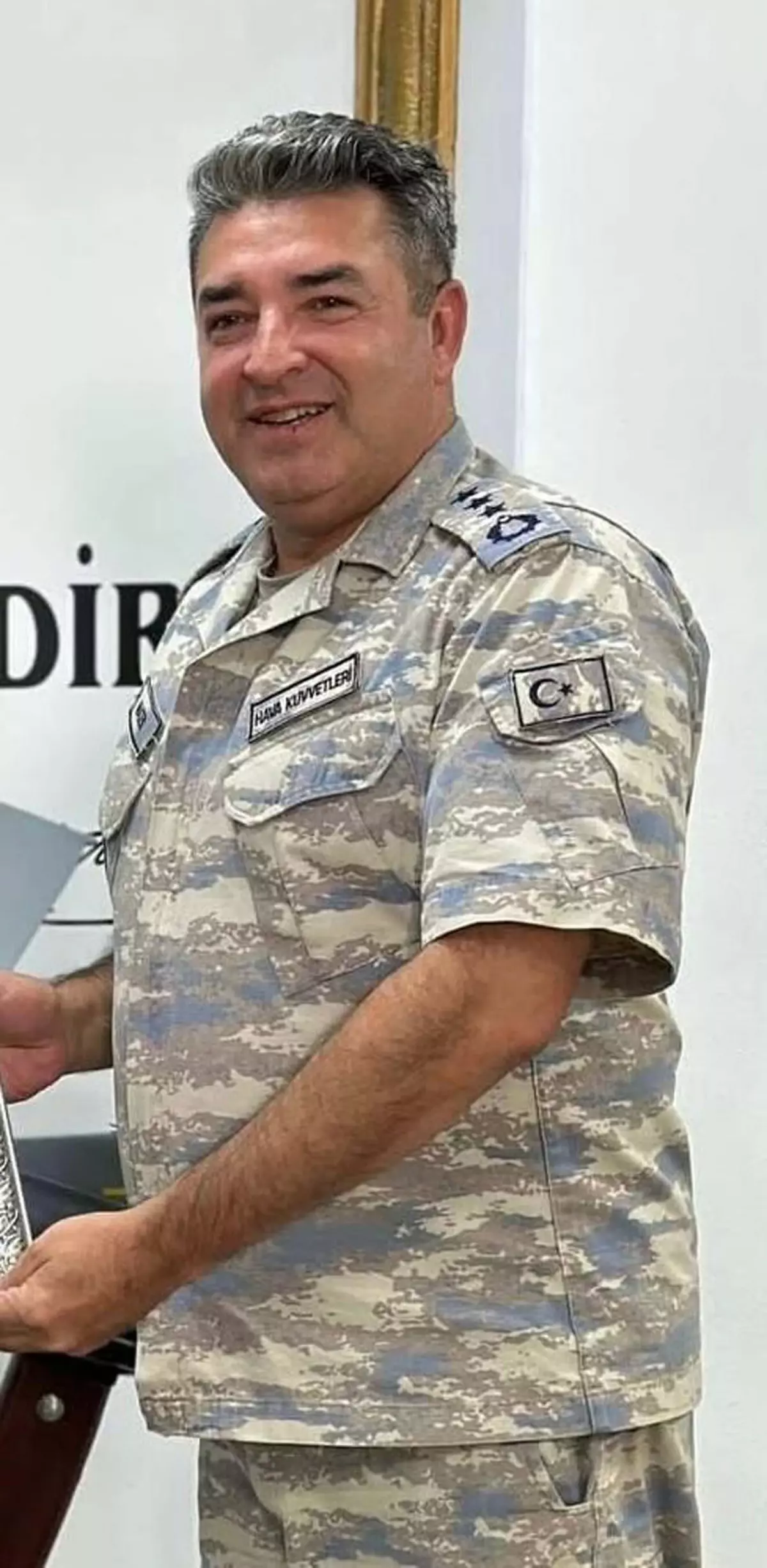 libyada-sehit-olan-albay-madenin-izmirdeki-babaevine-turk-bayraklari-asildi-OAC2Qch3.jpg