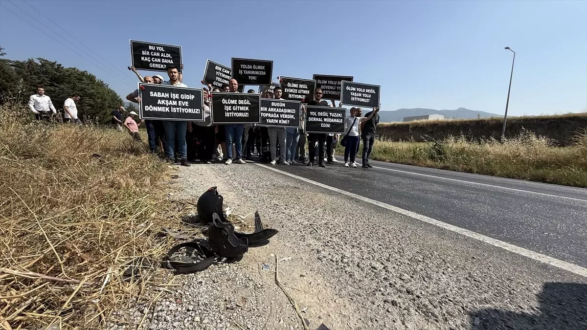 tirede-personeller-trafik-kazasinda-hayatini-kaybeden-arkadaslari-icin-aksiyon-duzenledi-7HAMnHAX.jpg