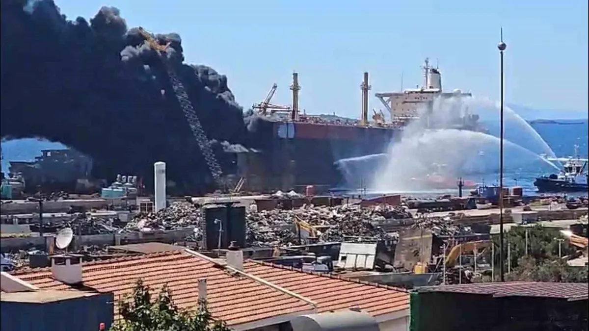 aliagadaki-gemi-sokum-alaninda-yangin-devam-ediyor-YW5hVTrQ.jpg