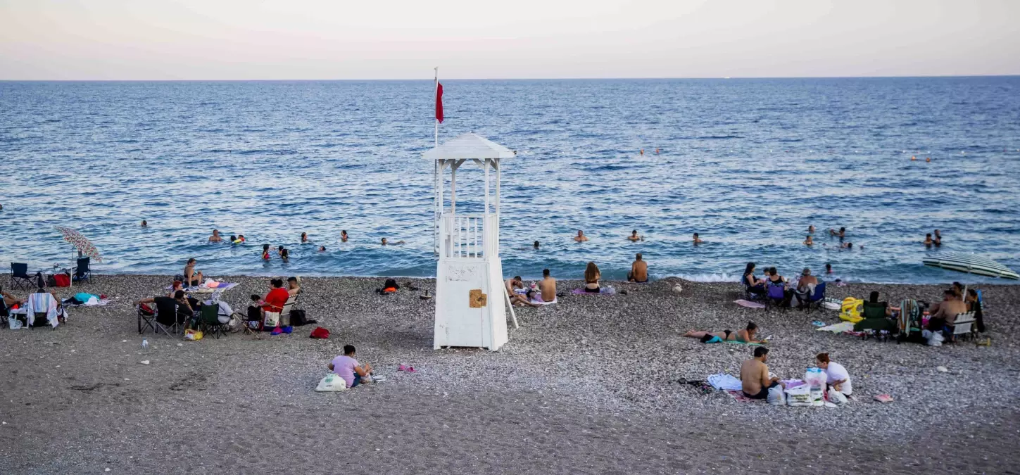 antalya-konyaalti-kiyisinda-aksam-cankurtaran-ve-aydinlatma-eksikligi-YUyPTZMY.jpg