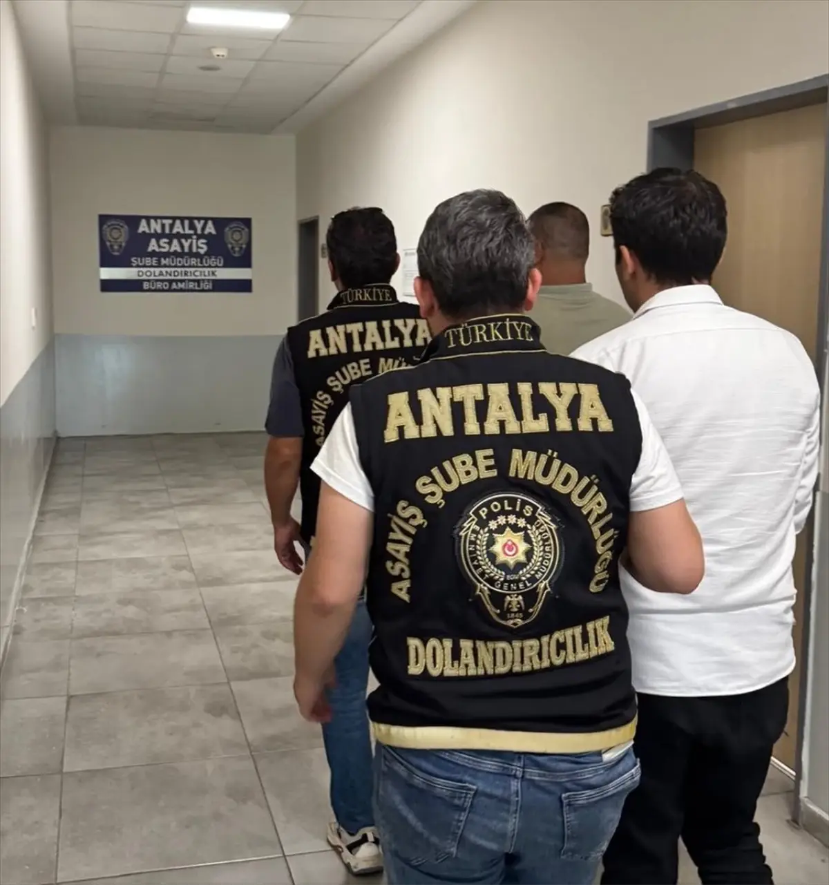 antalyada-nitelikli-dolandiricilik-operasyonunda-2-kuskulu-tutuklandi-pT829nE6.jpg