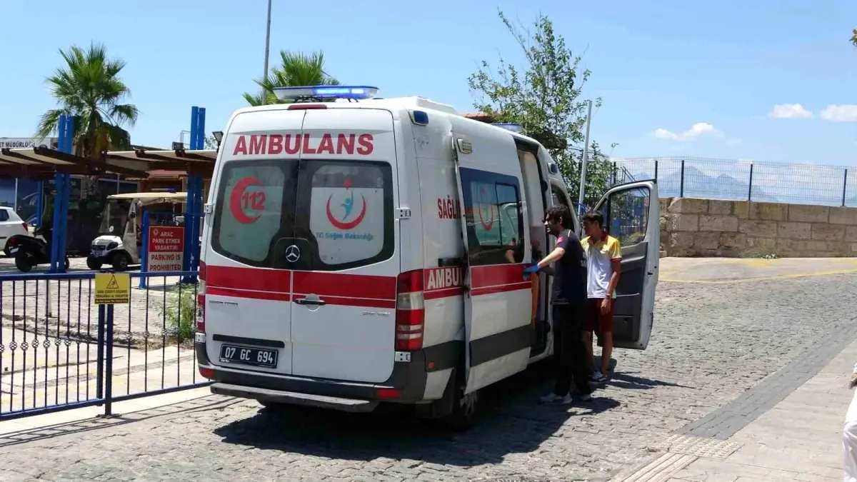 antalyada-tekne-tipinde-yaralanan-turist-hastaneye-kaldirildi-6iCO6R9g.jpg