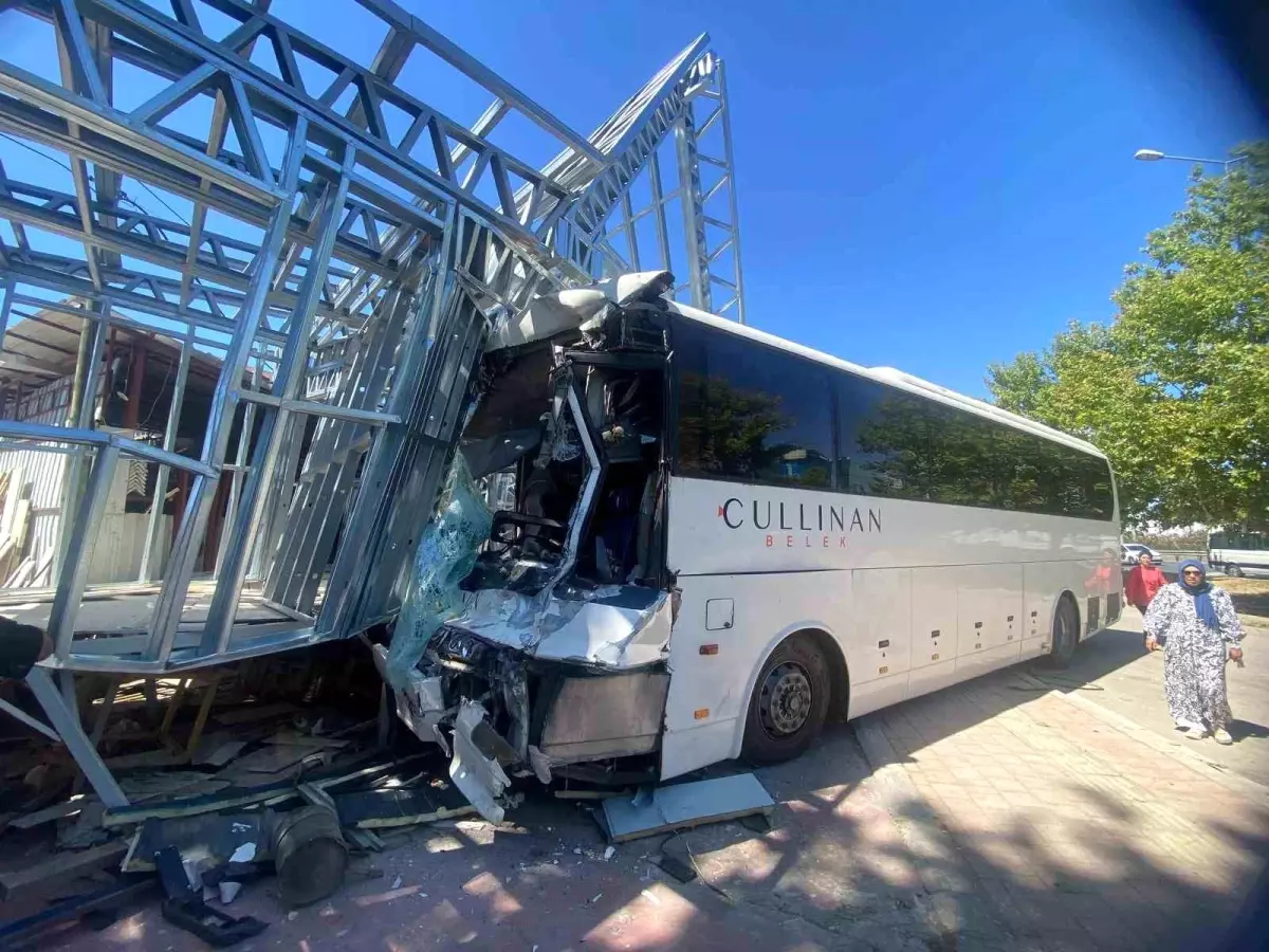 antalyada-trafik-kazasi-21-yarali-7aBgN2rH.jpg