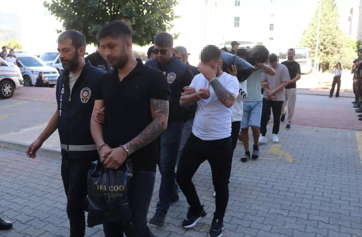 denizlide-uydurma-eskort-ilaniyla-12-milyon-lira-dolandiricilik-siIuAqh5.jpg
