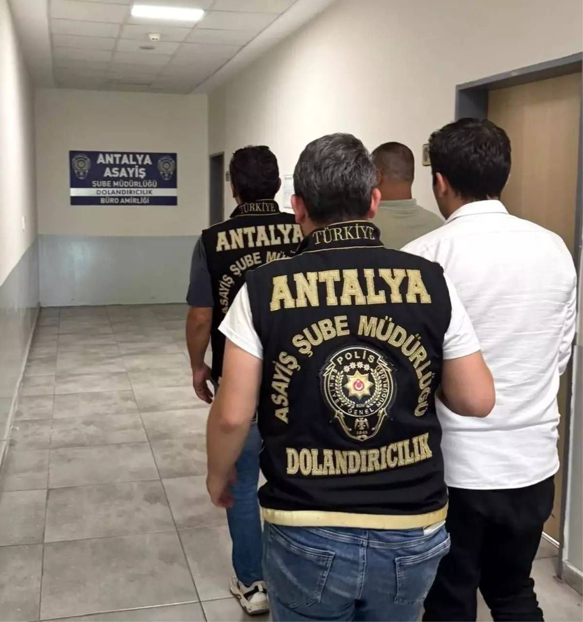 dolandiricilik-yaparak-2-milyon-lira-aldilar-tutuklandilar-7OWHC1JA.jpg