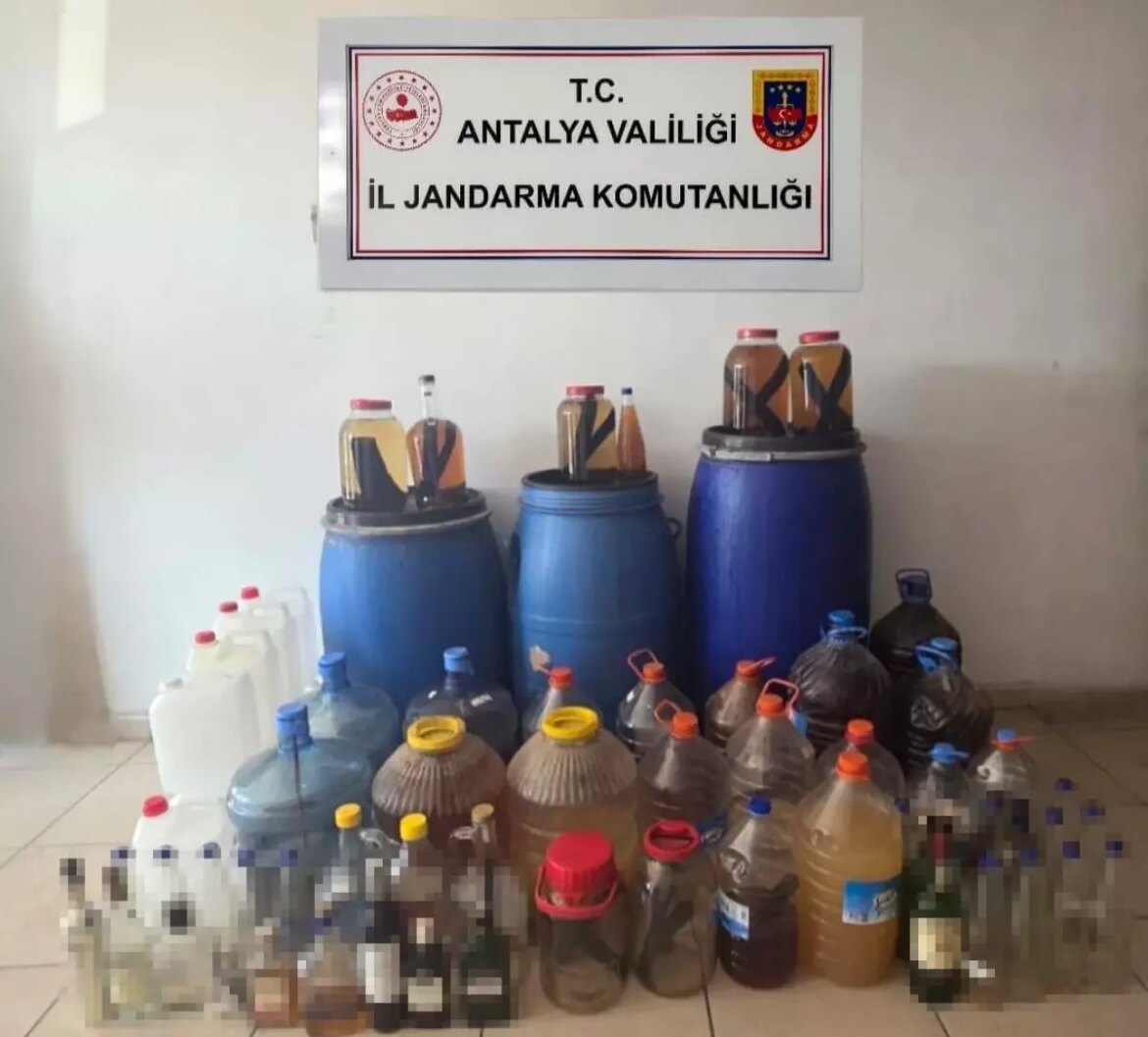 alanyada-jandarma-operasyonu-cok-sayida-uydurma-icki-ele-gecirildi-QINLsfpt.jpg