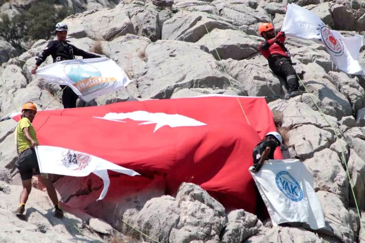 antalyada-dagcilar-zafer-bayramina-ozel-turk-bayragi-acti-r6Z2aU3R.jpg