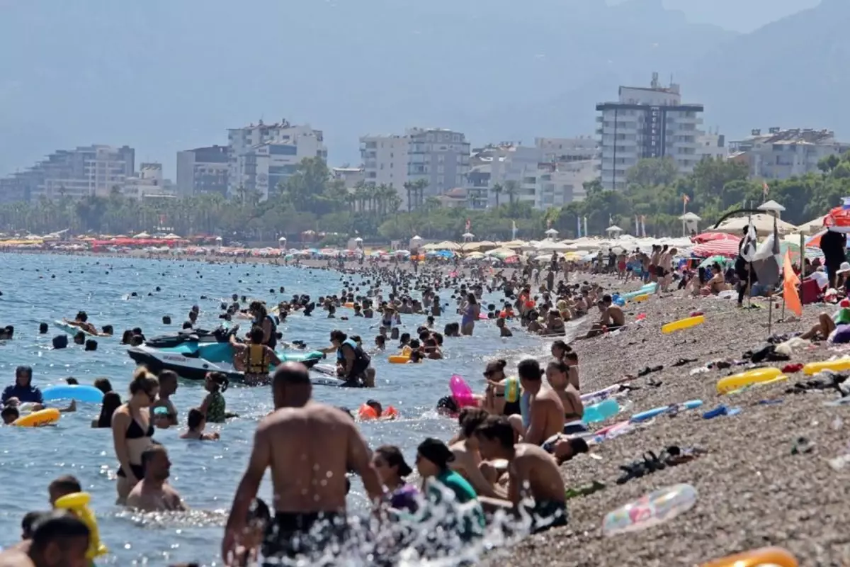 antalyada-deniz-bile-yaniyor-sicaklik-32-dereceye-ulasti-QLXKjJwG.jpg