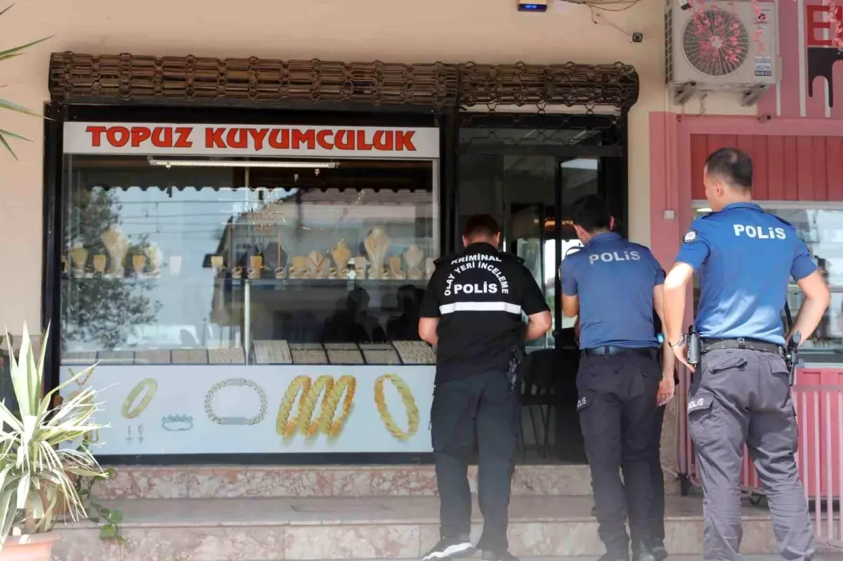 antalyada-kuyumcuya-bicakla-gasp-hirsiz-yakalandi-FvYJfu4k.jpg