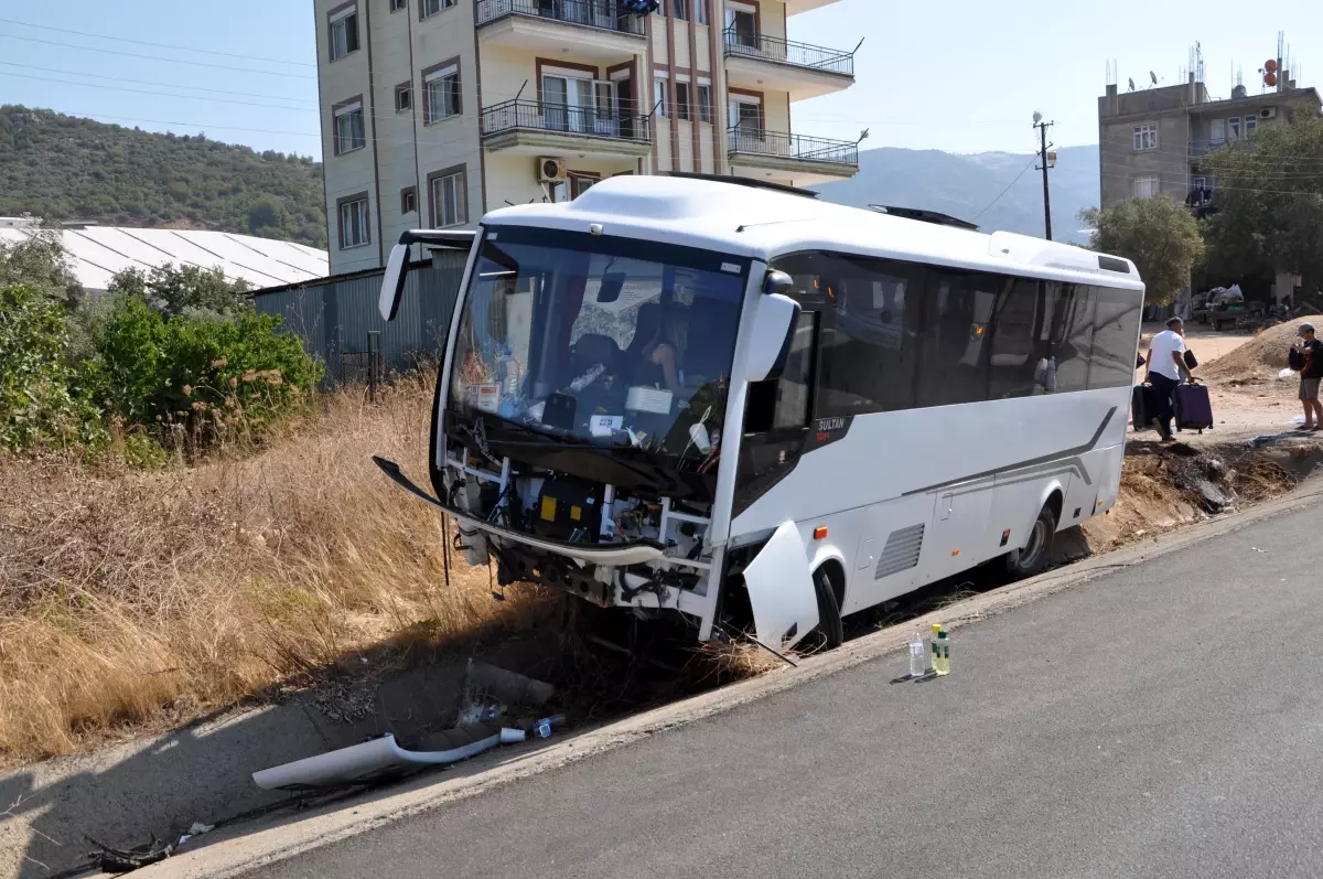 antalyada-midibus-sarampole-dustu-9-yarali-hc5Qf3eH.jpg