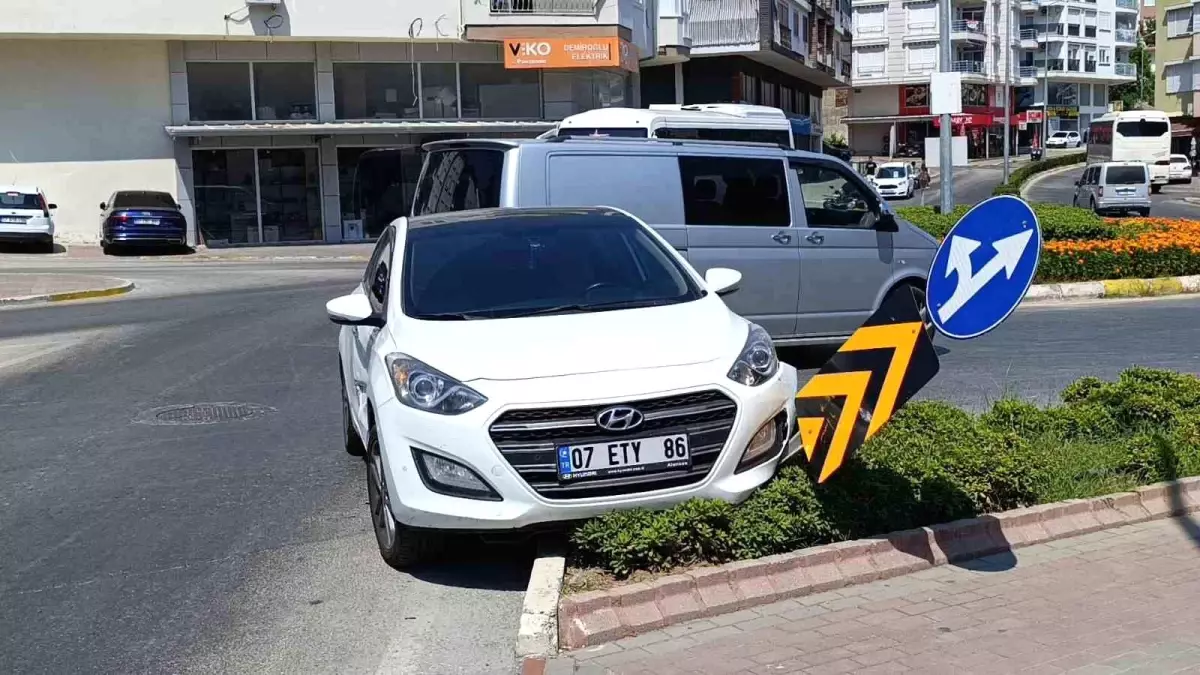 antalyada-trafik-kazasi-baht-yapiti-yaralanan-yok-7qRZ8gWx.jpg