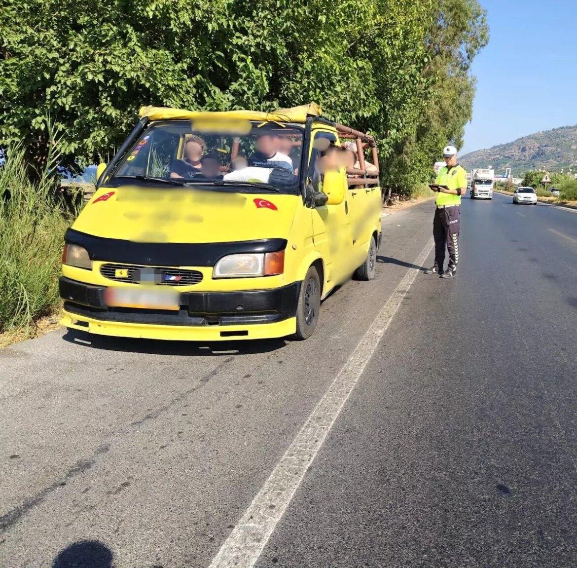 antalyada-trafik-kontrollerinde-14-bin-898-cezali-surec-yapildi-QJjSSxlO.jpg