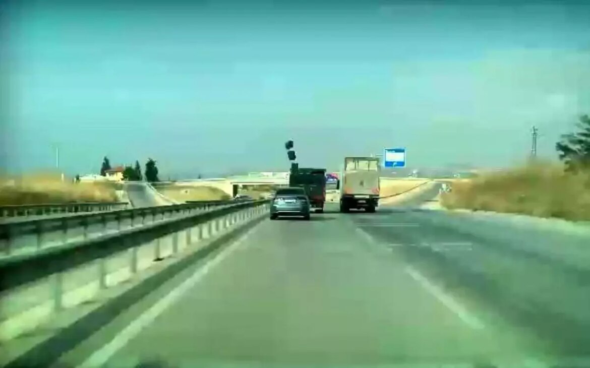 bursada-kamyonun-yolda-sactigi-kasalar-trafigi-tehlikeye-atti-A6PQJ38s.jpg