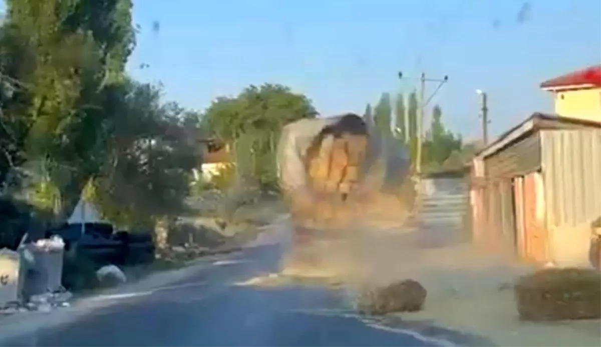 denizlide-tehlikeli-saman-yuklu-kamyonun-ilerlemesi-kameraya-yansidi-PXdeyYjb.jpg