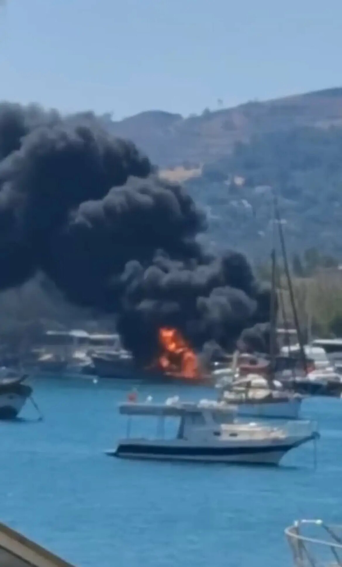 izmir-urlada-tekne-yangini-itfaiye-mudahalede-bulunuyor-cVkuKSne.jpg