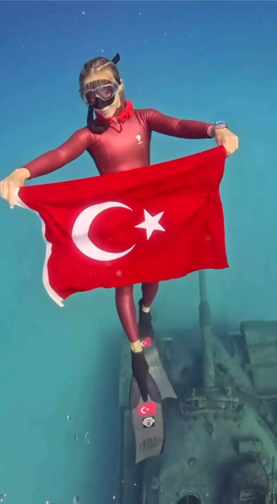 sahika-ercumenden-zafer-bayraminda-manali-dalis-496HEkWj.jpg