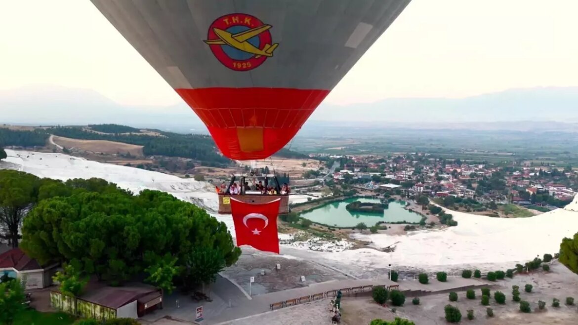 sehit-aileleri-zafer-bayrami-coskusunu-turk-bayraklariyla-gokyuzunde-yasadi-hzRTkcee.jpg