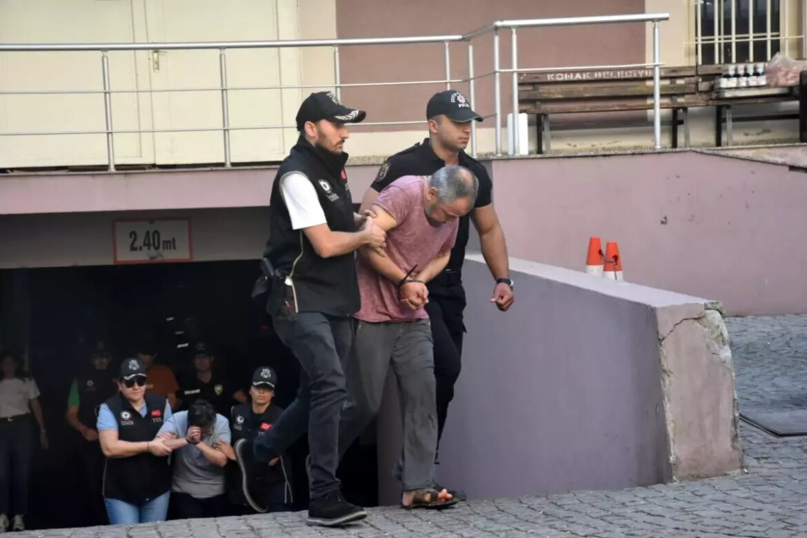 2-polisi-sehit-eden-16lik-saldirgan-okullarin-acildigi-gunu-bilhassa-secmis-3KziGYu9.jpg