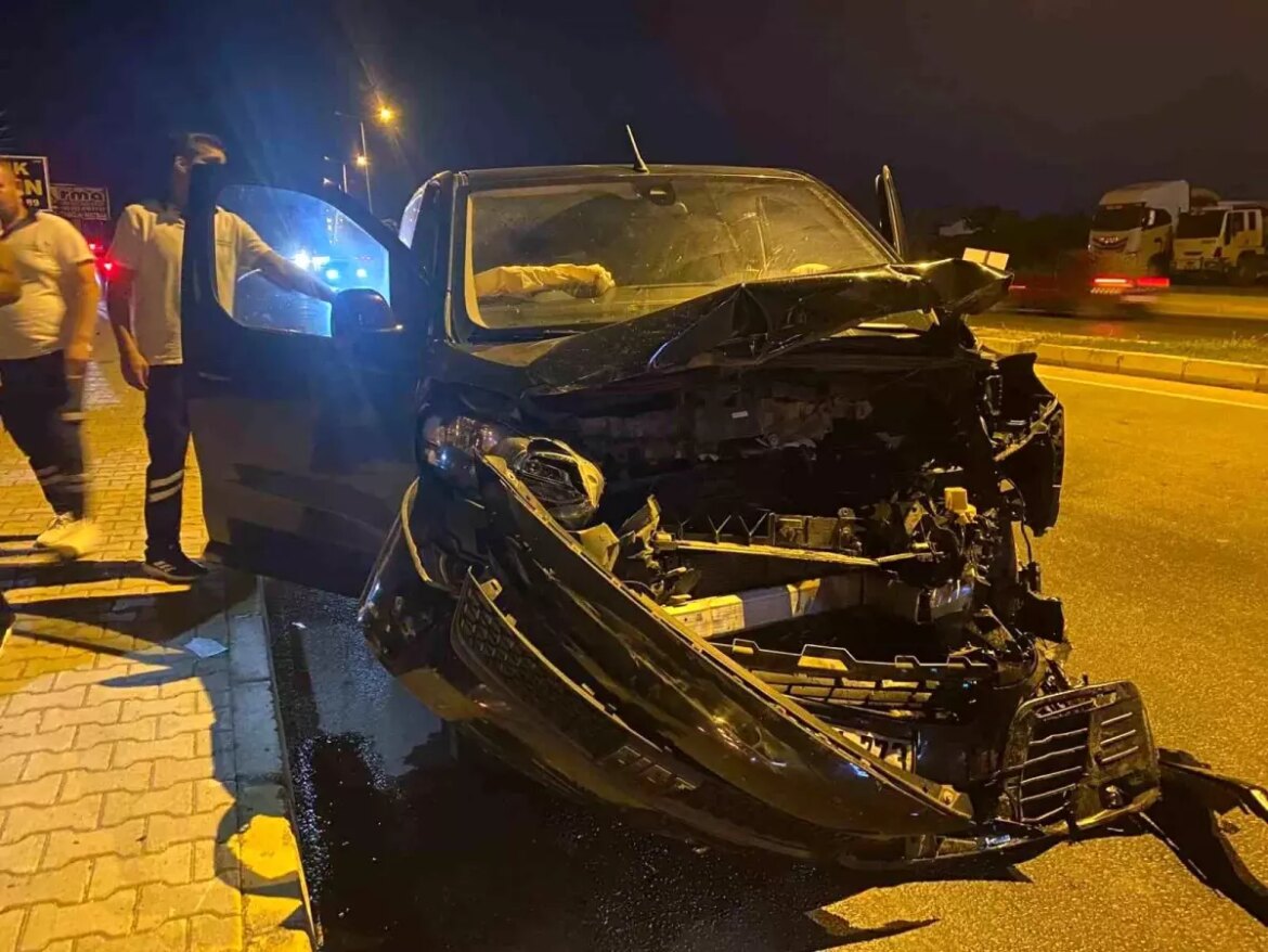 antalyada-3-aracli-trafik-kazasinda-5-kisi-yaralandi-6AGpSyYc.jpg