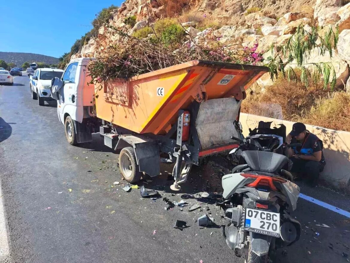 antalyada-cop-kamyonuna-carpan-motosiklet-soforu-hayatini-kaybetti-SYAMeYD2.jpg