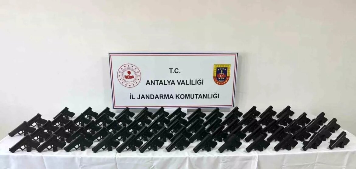 antalyada-kacak-silah-operasyonu-72-ruhsatsiz-tabanca-ele-gecirildi-SIuXHKit.jpg