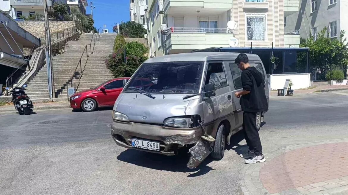 antalyada-kamyonet-ile-motosiklet-carpisti-bir-yarali-4vXMxTQF.jpg